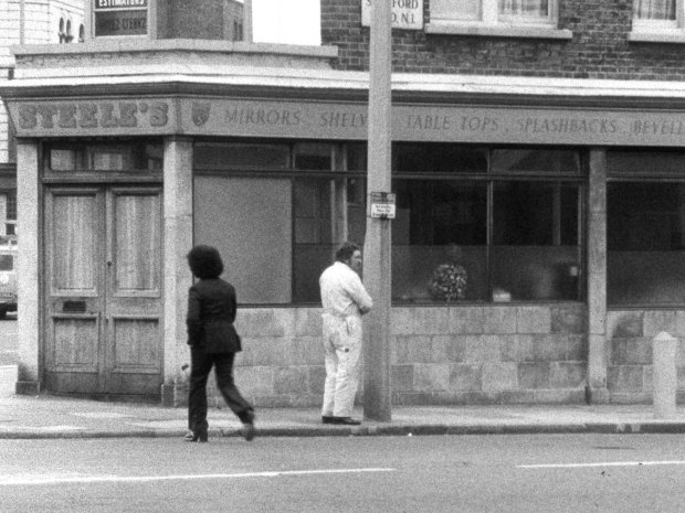 THE-GIRL-CHEWING-GUM-1976-2